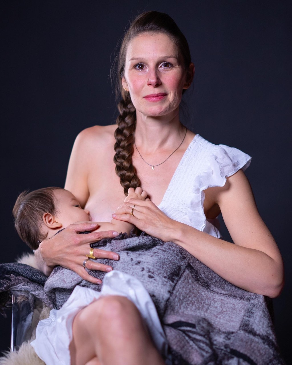 原和玉日前在IG分享多張太太Andrea餵哺母乳的照片。