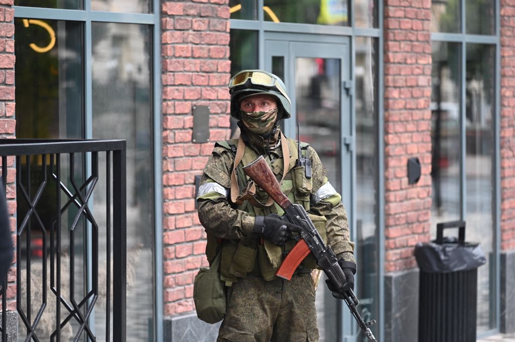 瓦格納的士兵出現在俄羅斯南部城市羅斯托夫街頭。 路透社