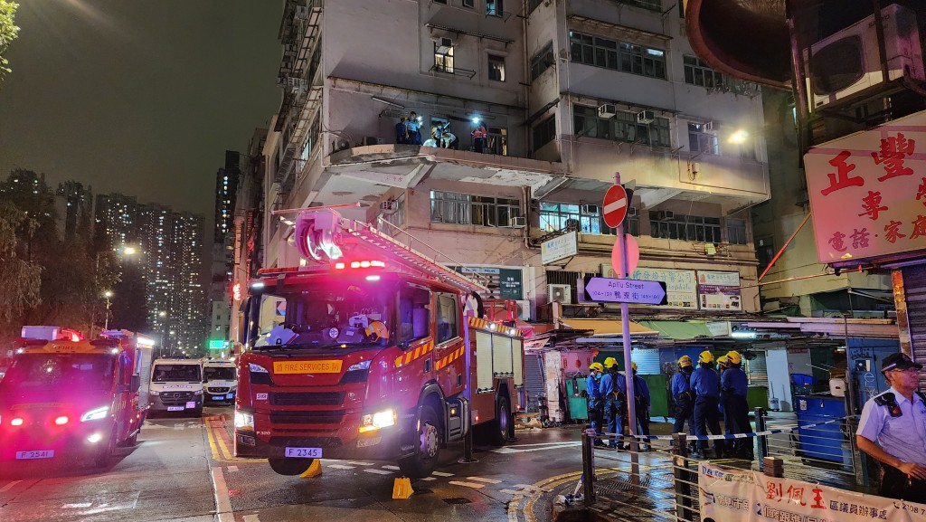 大批警員於現場調查。