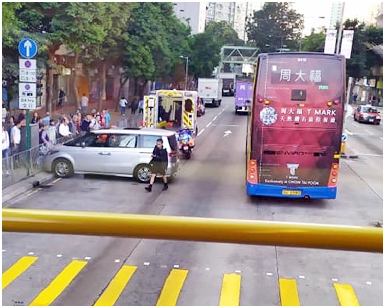 七人車撞向鐵欄,險衝上行人路。Albert Tsoi圖片