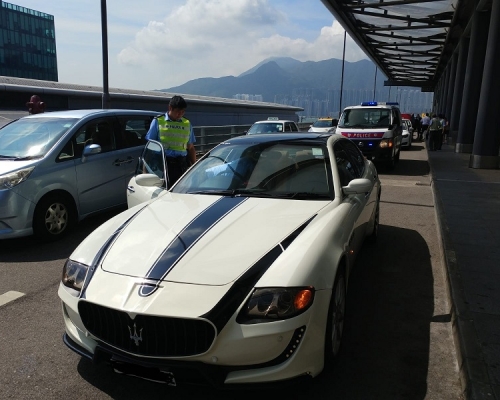 警方打擊白牌車行動中3名本地司機被捕。警方提供