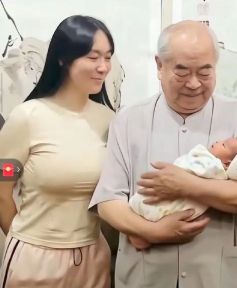 范曾與嫩妻徐萌抱著新生獨子的照片。抖音