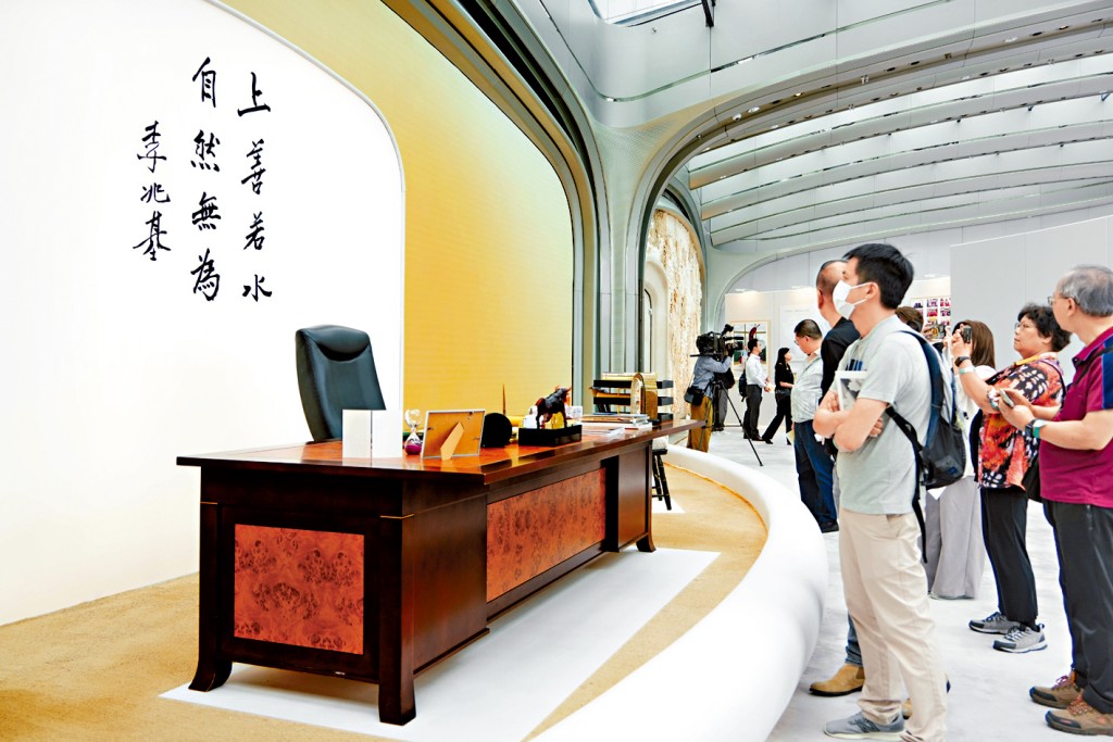 紀念展重現李兆基的辦公室場景,辦公桌上備有建築師常用的黃色草稿紙及圖則手稿。