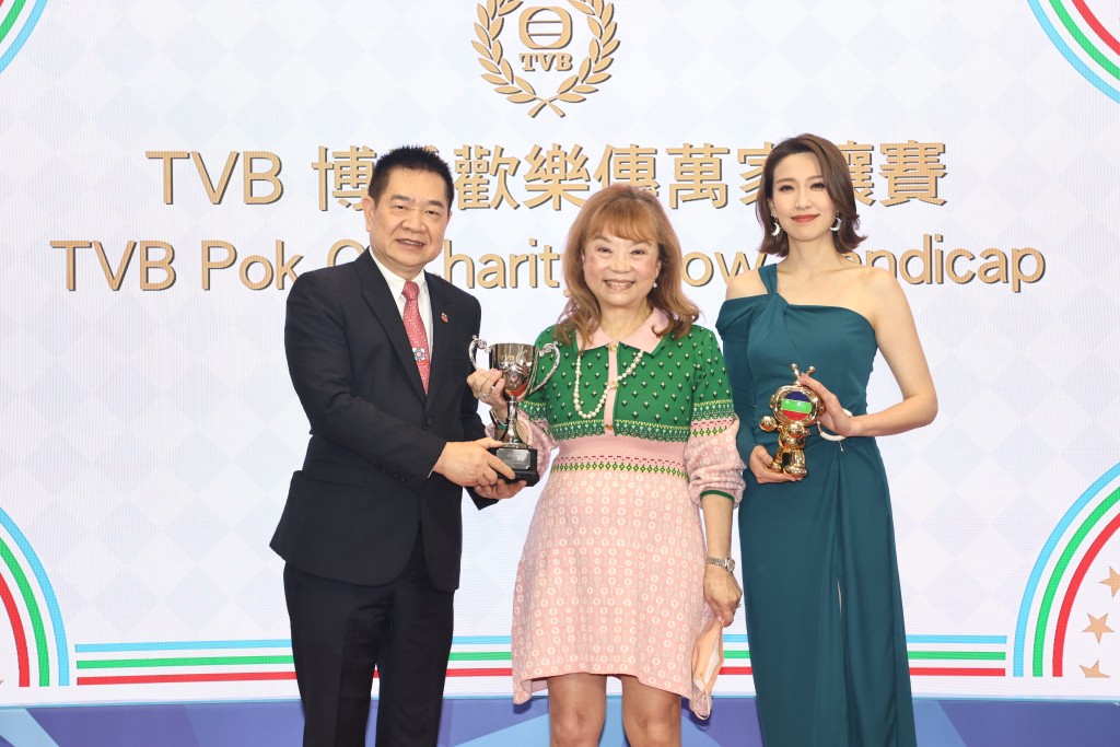 第7場「TVB博愛歡樂傳萬家讓賽」由「富家精神」勝出，並由博愛醫院董事局候任主席陳首銘（左）頒發獎盃、姚子羚致送TVBuddy予馬主。