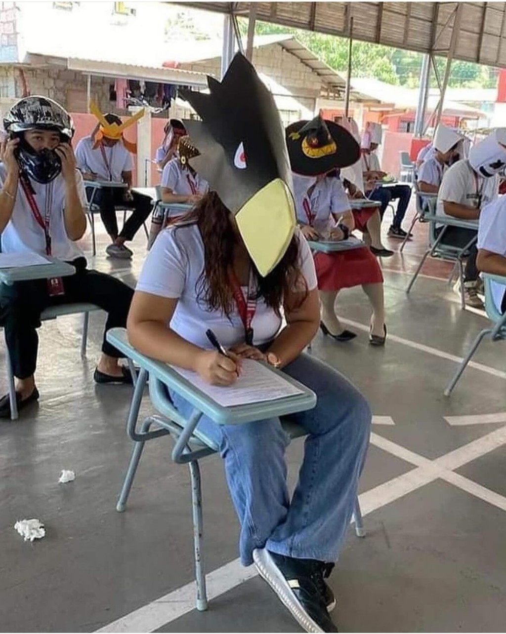 近期在菲律宾南部的一所大学里，学生们竟然戴著愤怒鸟、比卡超、电锯人、苦力怕等卡通人物头套考试，在该国引起关注。starworldlab IG