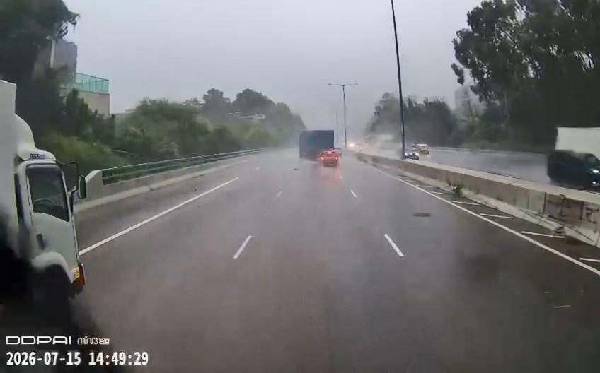 輕型貨車越過一輛私家車的車頭,攔腰撞向拖頭的車身後再「打白鴿轉」。網上片段截圖 輕型貨車越過一輛私家車的車頭,攔腰撞向拖頭的車身後再「打白鴿轉」。網上片段截圖