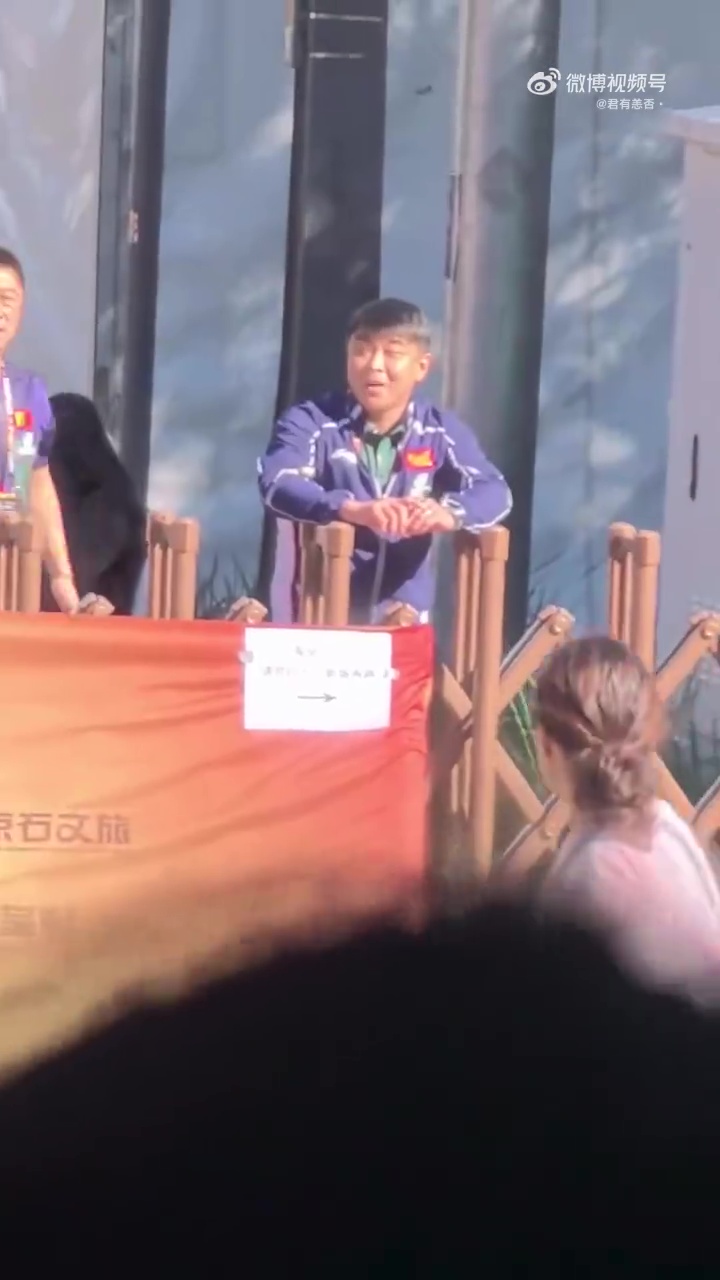 王皓面對向他圍堵叫罵的極端球迷。 王皓面對向他圍堵叫罵的極端球迷。
