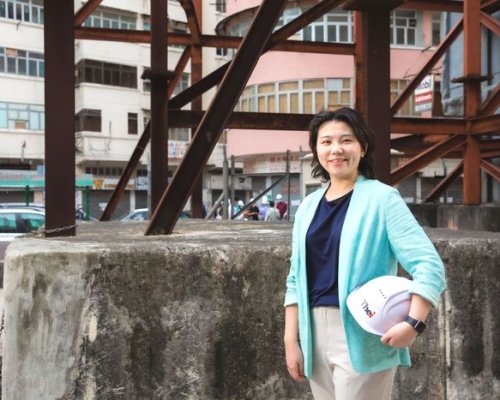 香港高等教育科技學院（THEi）測量學（榮譽）理學士學生陸瑜欣（Sophie）將BIM技術學以致用，「疫」市下突圍而出，未畢業已獲一家國際工料測量顧問公司聘用，朝著工料測量師的目標進發。