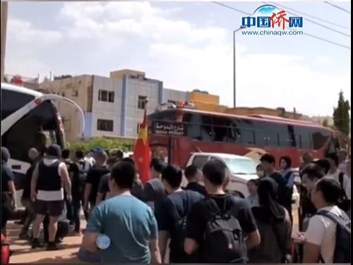 中国在苏丹公民持国旗去搭大使馆安排的巴士。