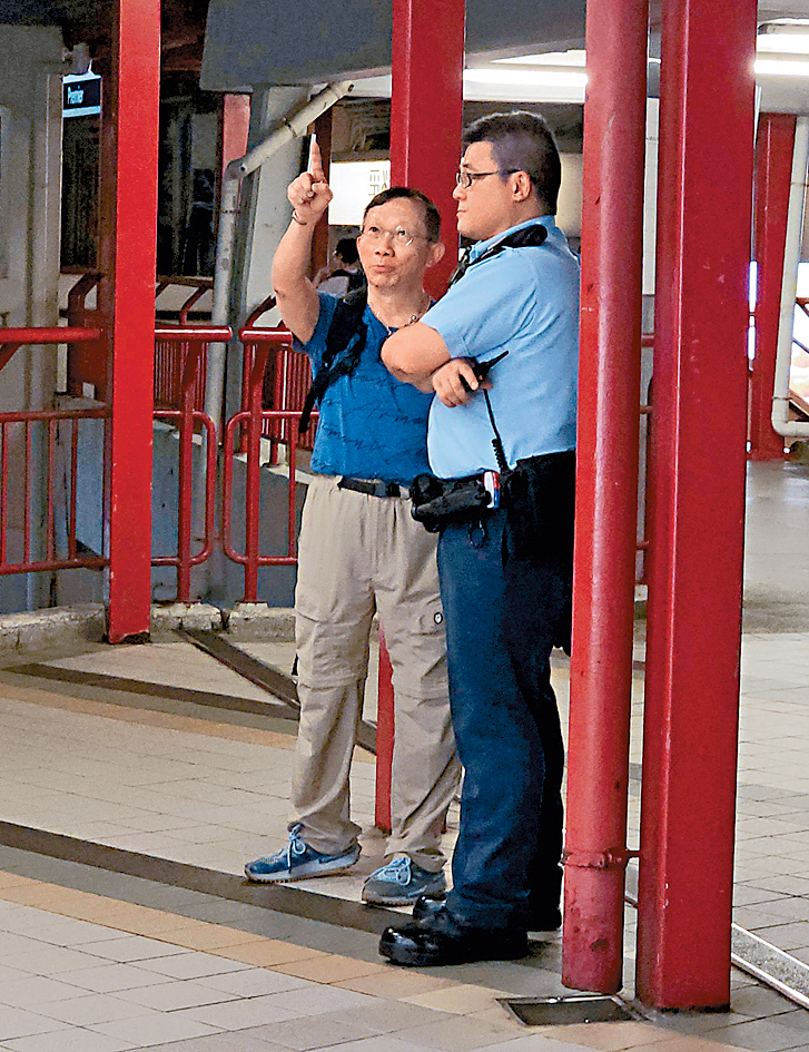 機警事主向警員講述案發經過。