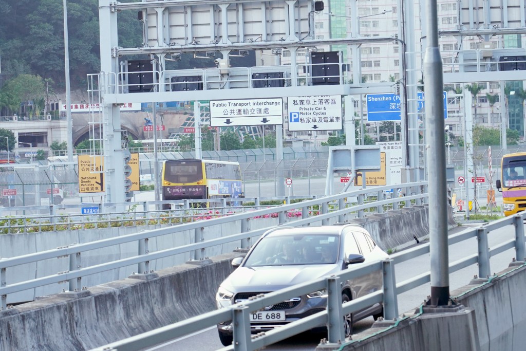 已有超過6,4000輛香港單牌私家車持有有效許可證出行。資料圖片