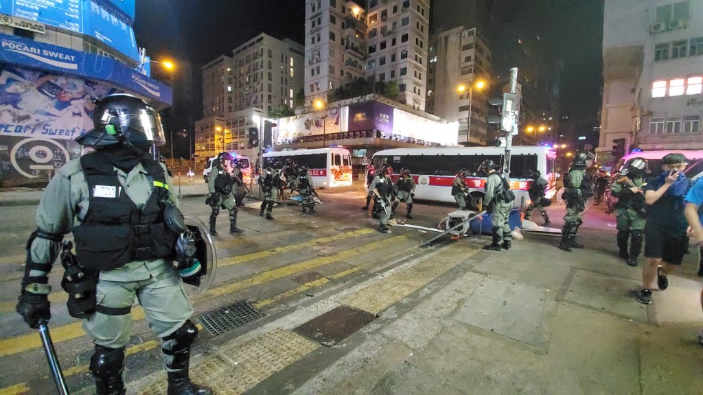 警方清理路障