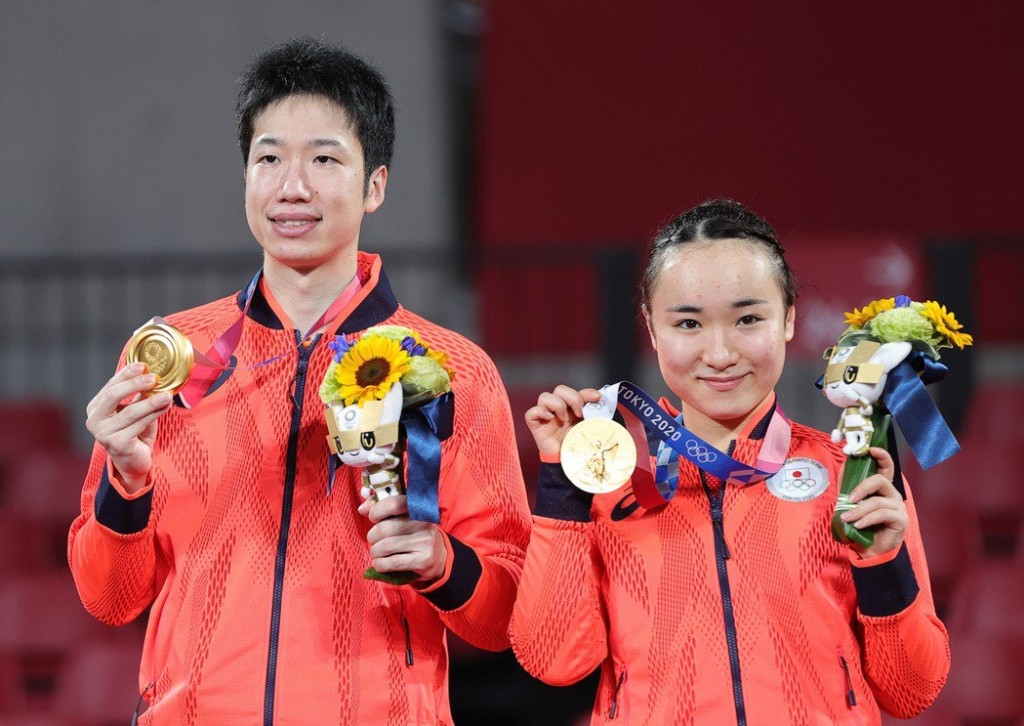 日本隊的水谷隼、伊藤美誠擊敗大熱中國隊，拿下日本史上首面奧運乒乓球金牌。新華社圖片　