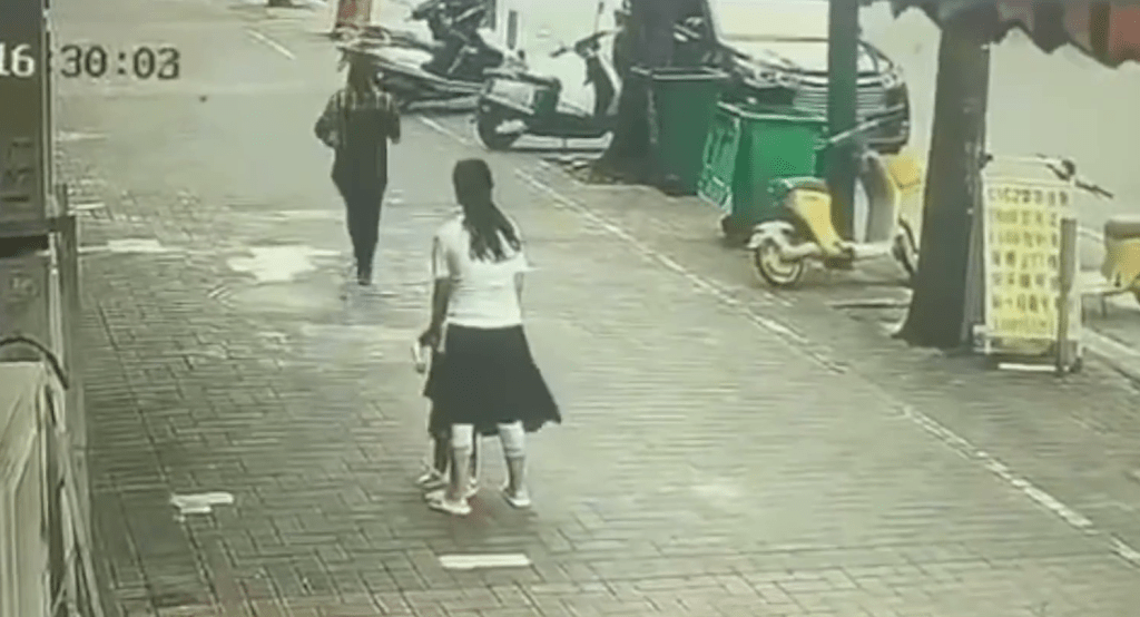 強行拖走小孩的女子不慌不忙，悄悄離開。