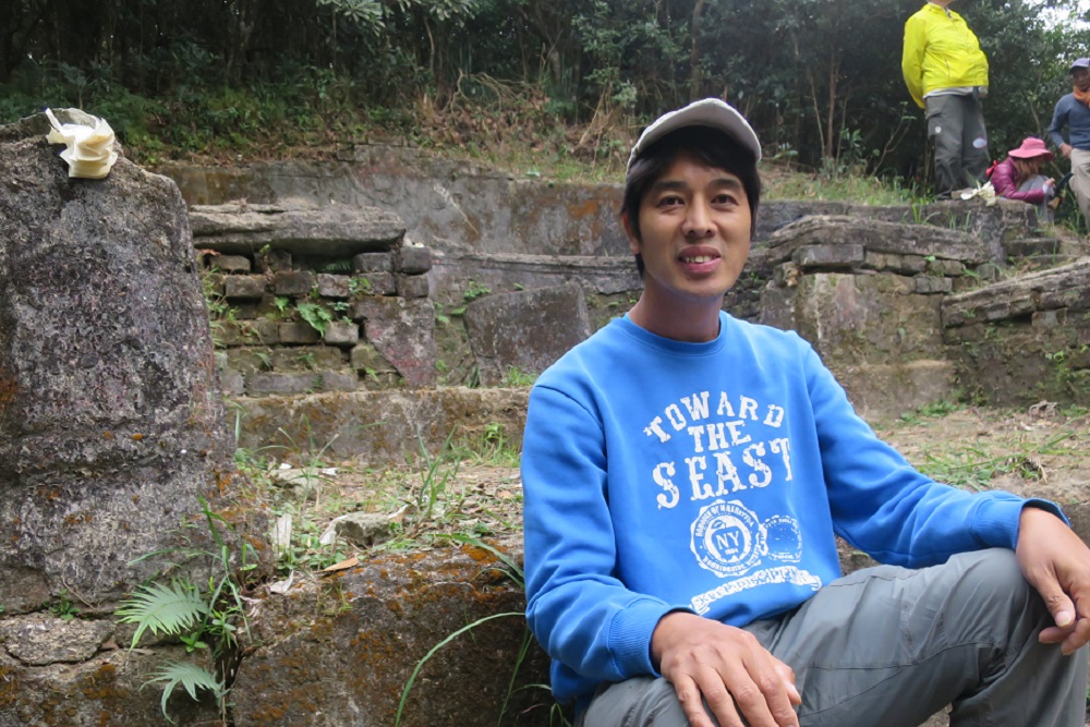 阿成說話很急，動作更快。