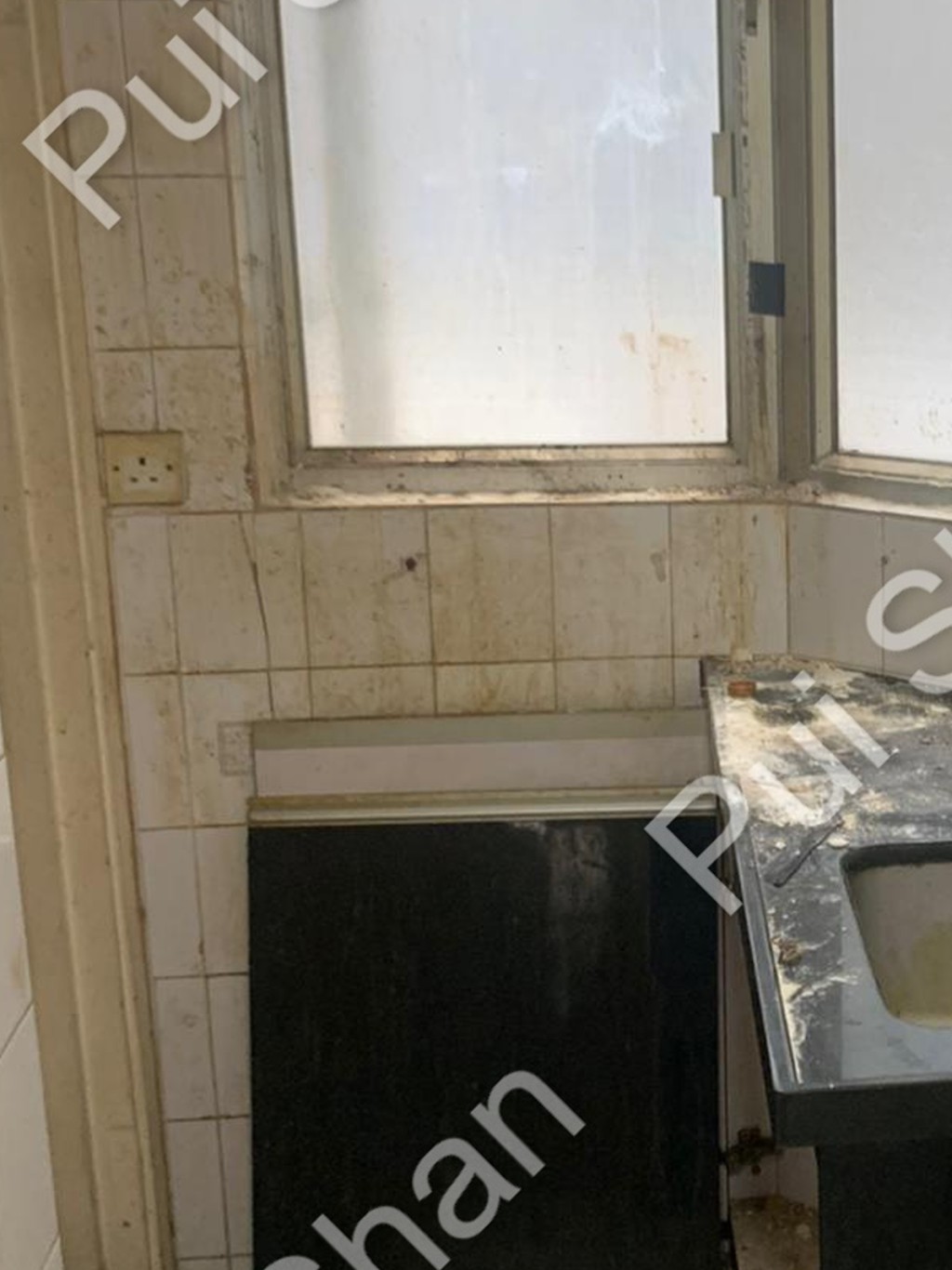 網民認為廚廁最恐怖：「廚房好似兇案現場。」(「業主銀主筍盤」FB群組相片)