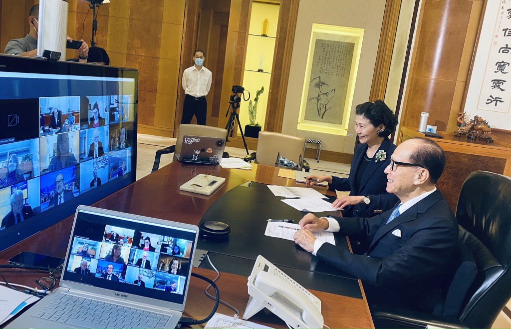 李嘉誠參加於Zoom上舉行祝賀儀式的照片。資料圖片