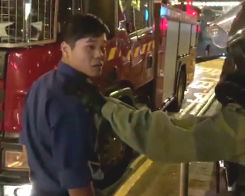 消防員與警察爭論。中視影片截圖