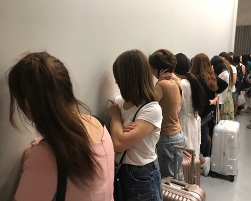 行動中拘捕27名年齡介乎18至55歲持雙程證的內地女子，涉嫌違反逗留條件。 警方圖片