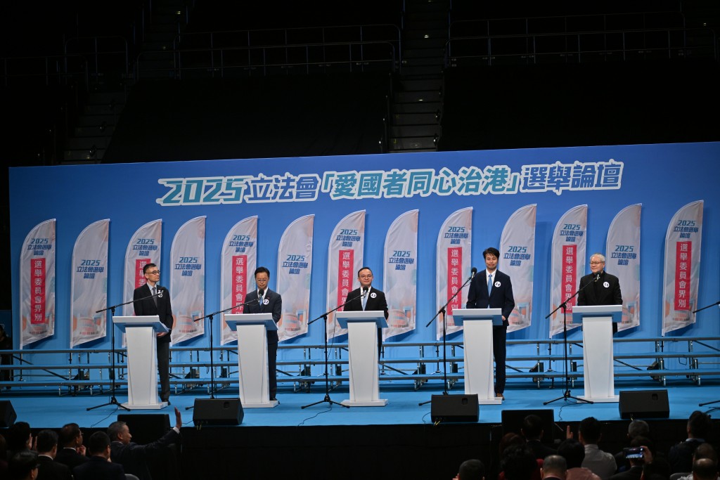 左至右:11號蘇紹聰、12號洪錦鉉、13號柯家洋、14號何俊賢、15號管浩鳴 左至右:11號蘇紹聰、12號洪錦鉉、13號柯家洋、14號何俊賢、15號管浩鳴