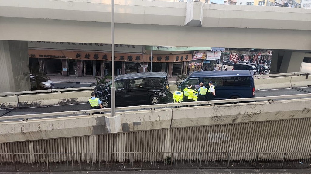 警方在场调查意外原因。fb： 车cam L（香港群组）