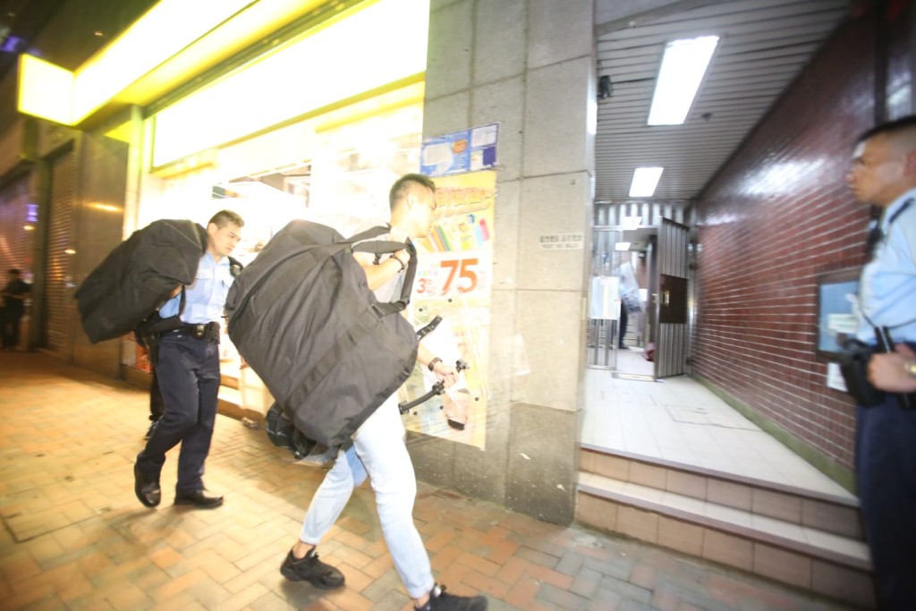 警員手持盾牌到場