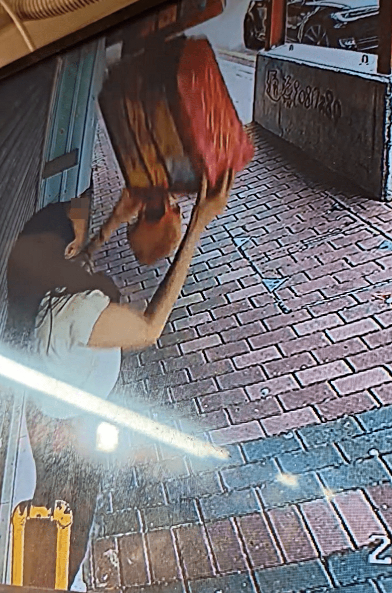 女子偷紙紮過程。fb： Cary Chan