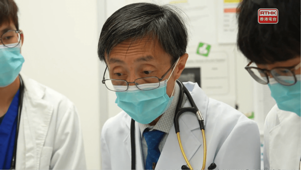 他更以身作则教导年轻医护，作为医生要诚实面对错误，重点并非追求表面上的“零错误”，而是犯错后懂得找出原因及改正。他甚至向实习医生表示：“你做错了，我更加想聘请你，因为这证明你做得够多。”相反，如果因为害怕出错而不愿接触和处理病人，这并不是他希望见到的情况。（截图自：香港电台节目《医生与你－医学．人》）