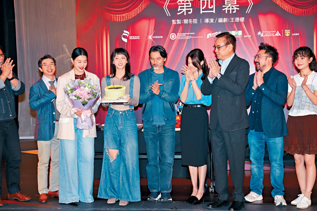 胡杏兒(左二)坦言不知好友胡定欣結婚,待對方安定後再約時間見面。