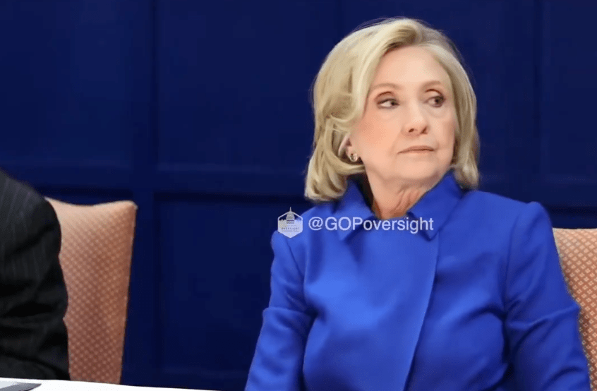 捲入已故淫媒愛潑斯坦(Jeffrey Epstein)性醜聞風波的前總統克林頓(Bill Clinton)與前國務卿希拉里(Hillary Clinton),周一(2日)現身眾議院監督委員會接受閉門聆訊。 捲入已故淫媒愛潑斯坦(Jeffrey Epstein)性醜聞風波的前總統克林頓(Bill Clinton)與前國務卿希拉里(Hillary Clinton),周一(2日)現身眾議院監督委員會接受閉門聆訊。