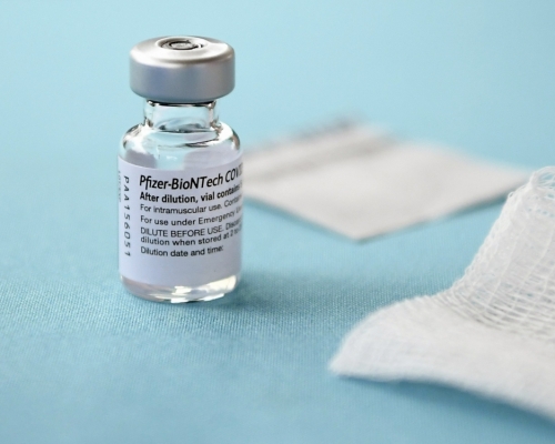 以色列數據顯示輝瑞疫苗在預防Delta變種病毒有效率驟降至64%。AP圖片