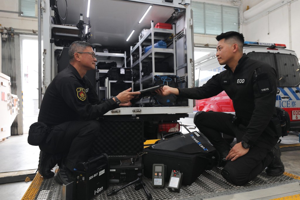 爆炸品處理課人員執行任務時，高度依靠團隊合作。