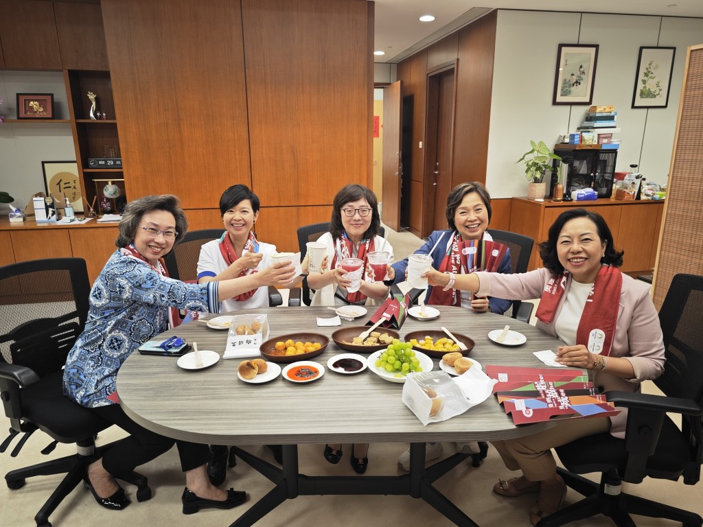 “香港剑神”张家朗轻松晋级，一众女局长碰杯庆祝。