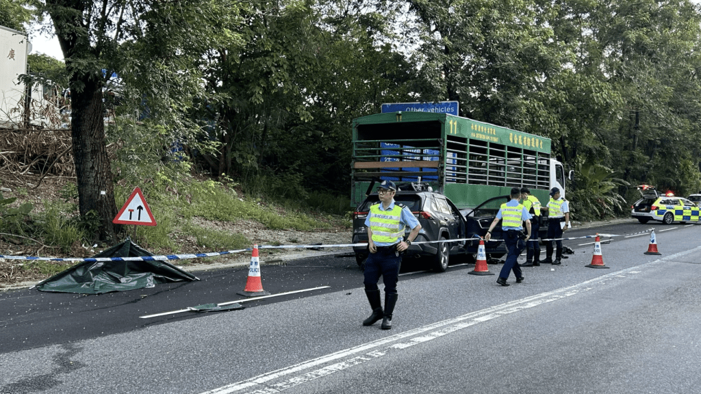 文錦渡路私家車追尾撞貨車 女司機爆頭當場死亡。蔡楚輝攝 文錦渡路私家車追尾撞貨車 女司機爆頭當場死亡。蔡楚輝攝