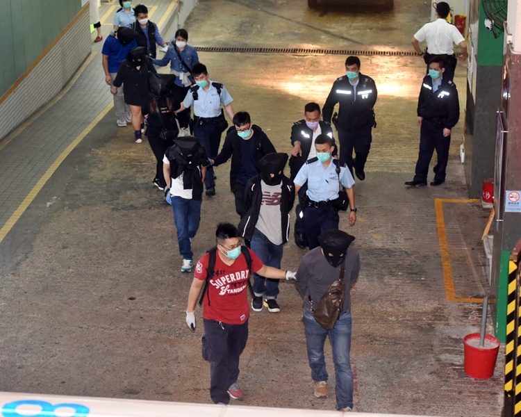 男子墮樓後,警方在大廈帶走6名男女,暫未知兩案是否有關。