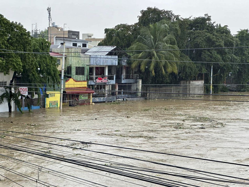 馬尼拉大水浸「汪洋一片」。 美聯社