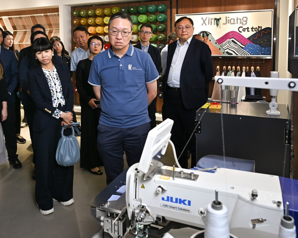 林定國（前排右）和代表團參觀烏魯木齊港資企業。政府新聞處