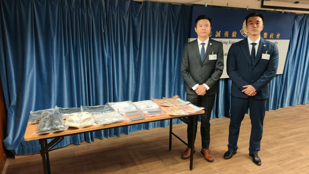 警方见记者交代案情,并展示所得证物。 警方见记者交代案情,并展示所得证物。
