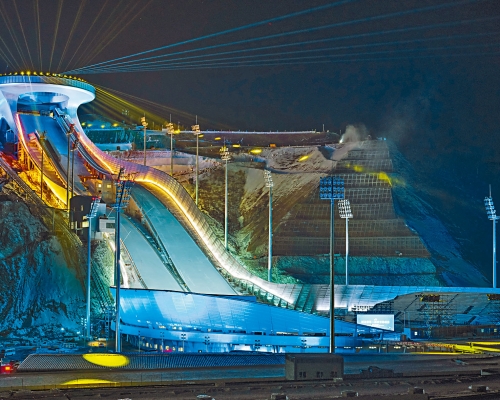 张家口市崇礼区的国家跳台滑雪中心「雪如意」点亮效果。