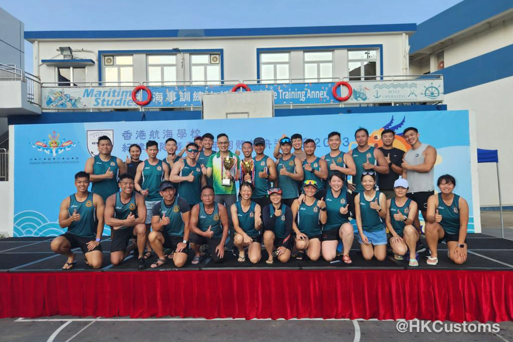 香港海關青年發展計劃Customs YES青少年龍舟隊參與香港青少年團體公開賽賽事，最終獲青少年盃第三名。香港海關Fb圖片 