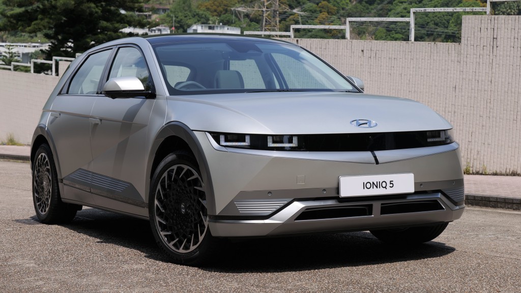 ●現代Ioniq 5 R+ AWD四驅版馬力高達306ps、扭力61.7kgm，續航力430km，「一換一」車價HK$398,800起。