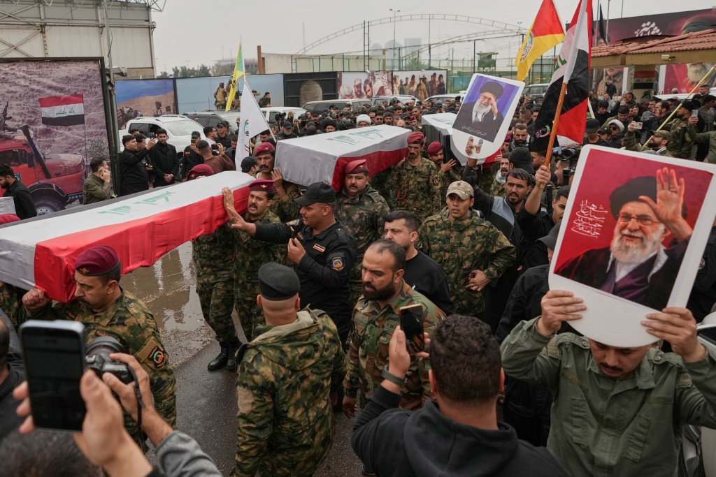 2026年3月24日，星期二，伊拉克人民動員部隊成員在巴格達參加葬禮，悼念在美軍空襲伊拉克安巴爾省時喪生的部隊成員。 美聯社