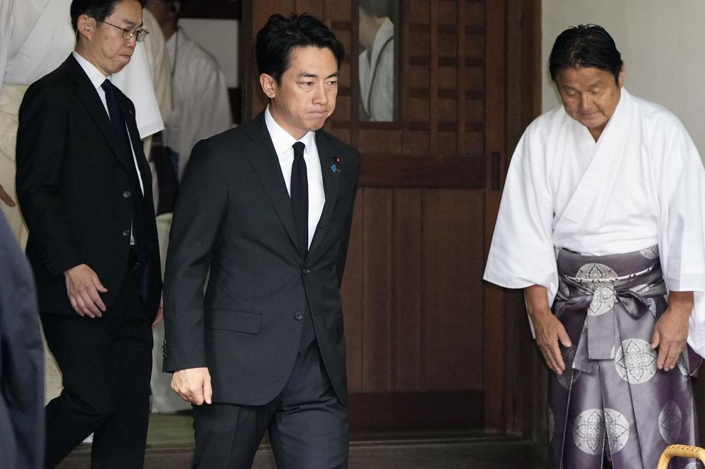 日本防衛大臣小泉進次郎(中)於2026年8月15日星期六參拜東京靖國神社。 美聯社 日本防衛大臣小泉進次郎(中)於2026年8月15日星期六參拜東京靖國神社。 美聯社
