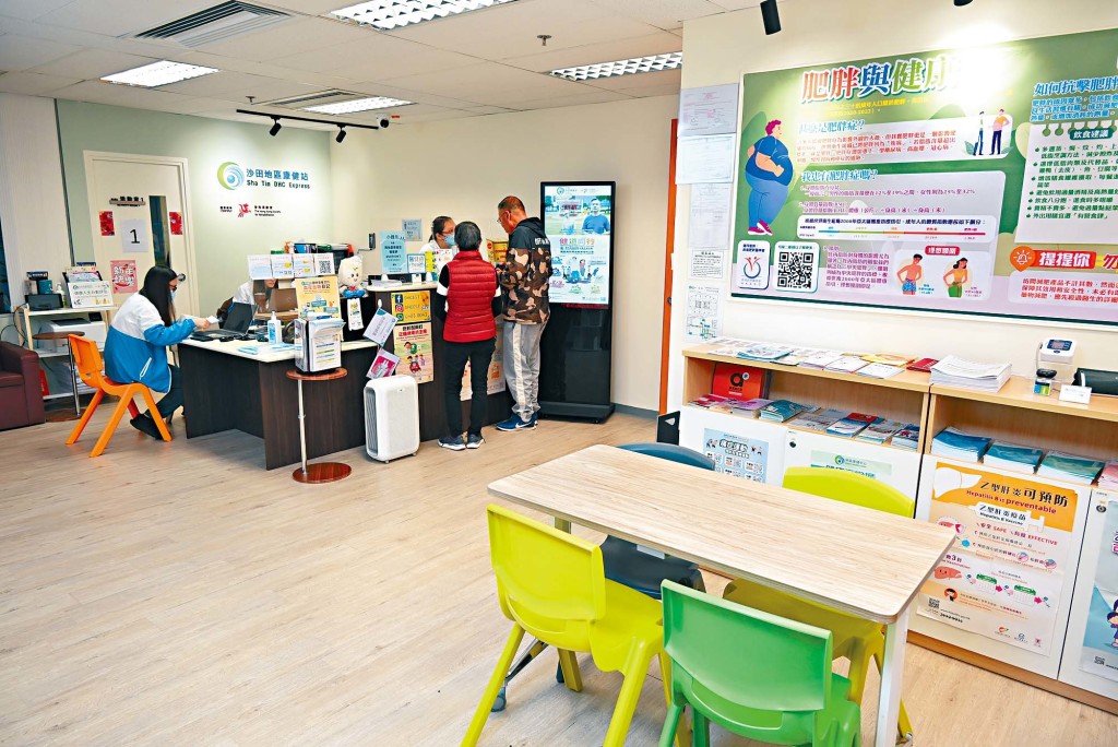 「慢病共治計劃」下，市民登記成為地區康健中心/康健站會員後，會獲配對家庭醫生，在政府資助下在私營醫療巿場進行糖尿病和高血壓篩查及治理。