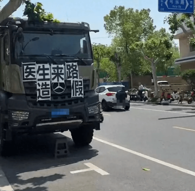 男子開平治重型貨車維權。 男子開平治重型貨車維權。