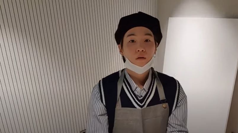 Suga着晒圍裙再捲起衫袖預備畫畫。
