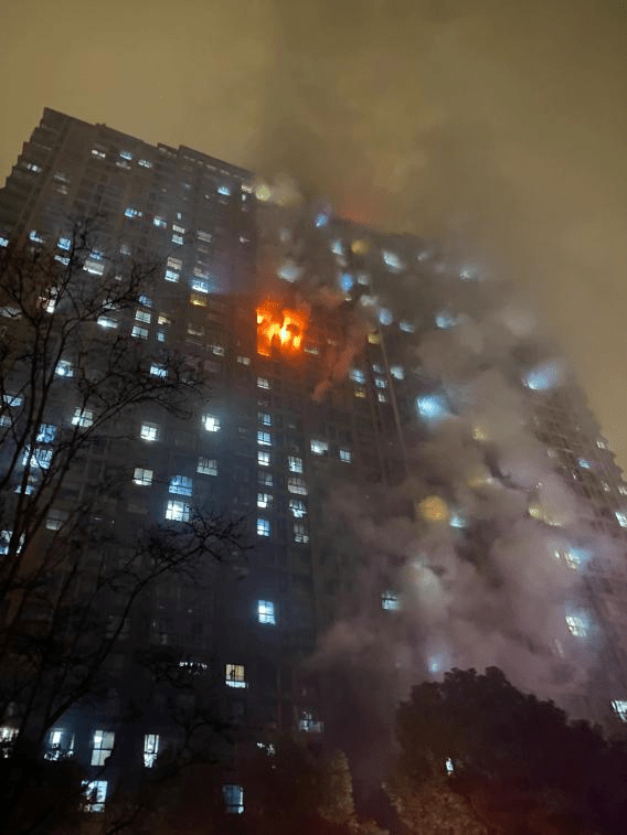 南京住宅大樓起火致15死44傷。