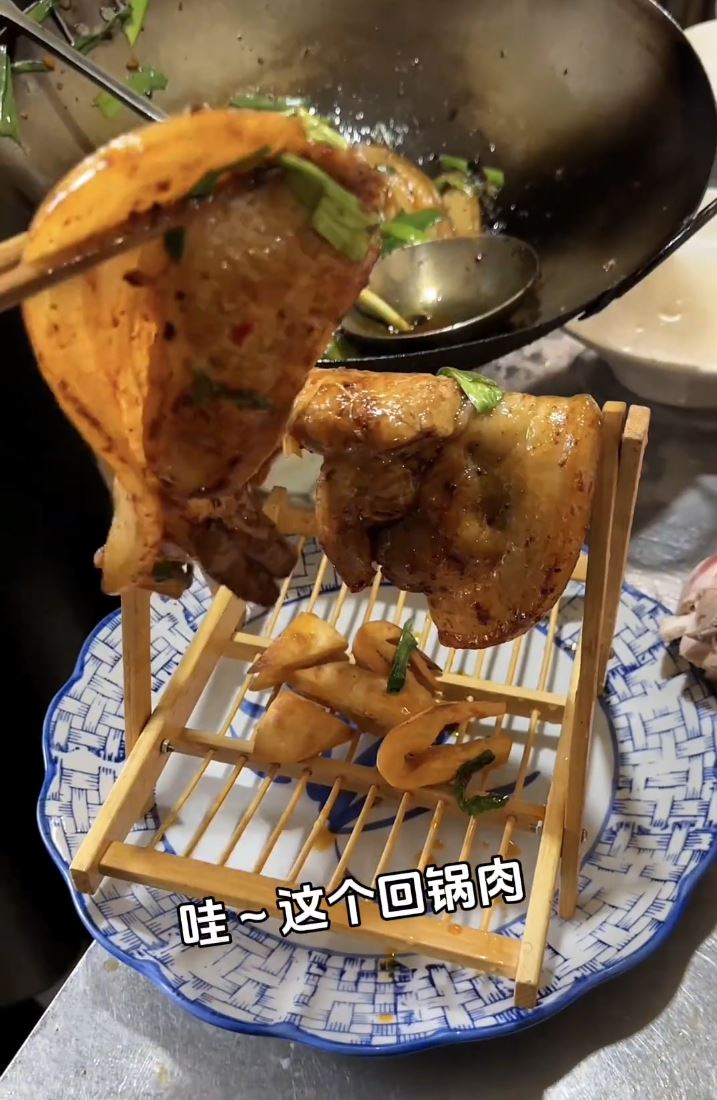 成都天价回锅肉惹网民关于智商税的激辩。
