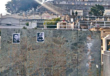 ■墓碑上被人贴上两名中共烈士的照片。