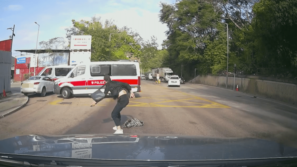 私家車未有停下，從警車空隙中穿插而過逃脫，跌落地的乘客淪為棄子。